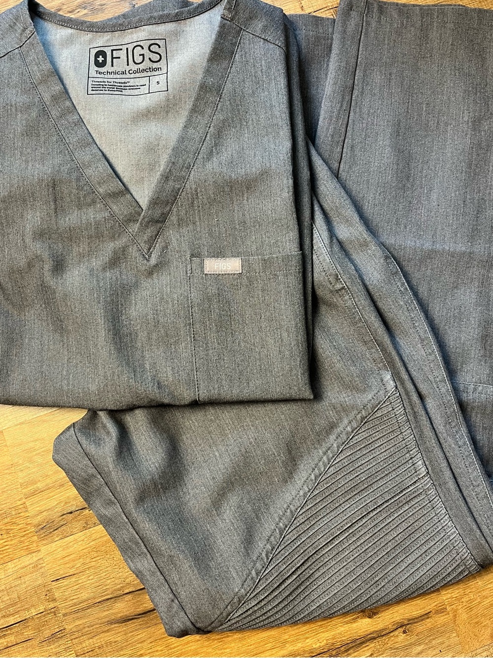 Figs Gray V-Neck Scrub Top and Knit-Panel Pants